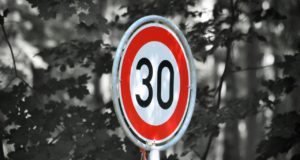 Κατεβαίνει στα 30χλμ το όριο ταχύτητας στις πόλεις;