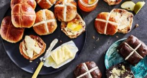 Marks&Spencer: Το φετινό Πάσχα μυρίζει… παραδοσιακά σταυρόψωμα