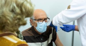 1η δόση εμβολίου για 310,000 άτομα μέχρι αρχές Μαΐου