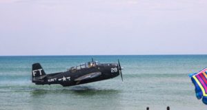 ΕΝΤΥΠΩΣΙΑΚΟ ΒΙΝΤΕΟ: Αεροπλάνο προσθαλασσώθηκε ανάμεσα σε λουόμενους