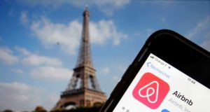 Η Airbnb προσπαθεί να προσαρμοστεί στη νέα πραγματικότητα των ταξιδιών