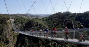 Άνοιξε η μακρύτερη κρεμαστή πεζογέφυρα στον κόσμο – ΒΙΝΤΕΟ