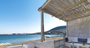 Σπίτι πάνω στο κύμα: Τα 10 ελληνικά νησιά όπου υπάρχουν σε τιμή ευκαιρίας