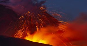 Η στιγμή που λάβα ηφαιστείου «καταπίνει» drone