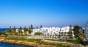 Διακοπές στα κρυστάλλινα νερά του Fig Tree και στο θρυλικό Louis Nausicaa Beach