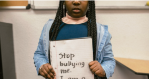 Kαι όμως ένα λευκό χαρτί μπορεί να αποτρέψει το bullying – Viral βίντεο