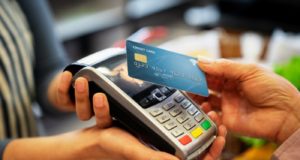 Κάποιες επιχειρήσεις κάνουν την πάπια – Υποχρεωτική η αποδοχή καρτών