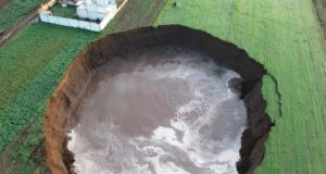 Τεράστια τρύπα στο Μεξικό «τρώει» τη γη – ΒΙΝΤΕΟ