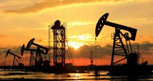 Πλώρη για τα $100 φαίνεται να βάζει το πετρέλαιο