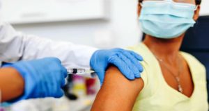 Κάνατε και τις δυο δόσεις εμβολίου; Τι θα συμβεί αν κολλήσετε τώρα κορωνοϊό