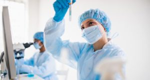 Κορoνοϊός: H EE ενισχύει τη χρηματοδότηση της έρευνας με €120 εκ.