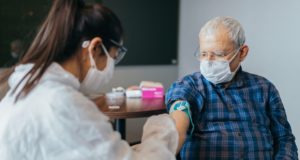 Ξεκίνησε η χορήγηση της 3ης δόσης του εμβολίου γηροκομεία