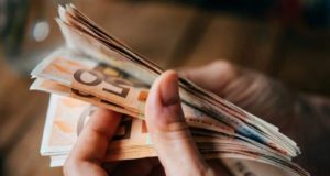 Αυτές είναι οι ημερομηνίες καταβολής των επιδομάτων ενόψει Χριστουγέννων