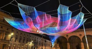 Τι είναι αυτά τα γλυπτά που αιωρούνται πάνω από κεντρικές πλατείες της Ευρώπης;