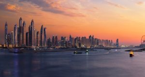 Η Emirates προσφέρει έκπτωση 25% στα εισιτήρια για επιβάτες που ταξιδεύουν με τους φίλους