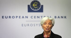 Το Ευρωκοινοβούλιο καλεί την ΕΚΤ να αποφύγει τις βεβιασμένες αυξήσεις επιτοκίων