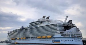 Έπιασε λιμάνι στη Λεμεσό το μεγαλύτερο πλοίο στον κόσμο