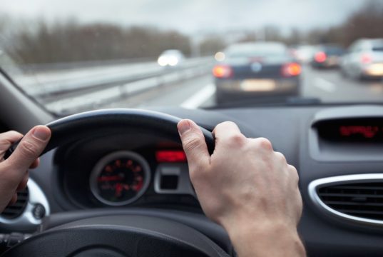 Η Ευρώπη βάζει τέλος στην άδεια κυκλοφορίας του αυτοκινήτου – Τι θα την αντικαταστήσει