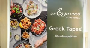 Η παρέα απολαμβάνει Greek Tapas by Elliniko