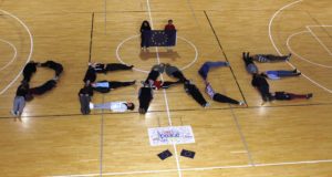 Η λέξη “Ειρήνη” γραμμένη με τα σώματα των νέων του Αγρού