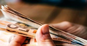 Υπουργικό: Έκτακτο χριστουγεννιάτικο δώρο για 65.000 οικογένειες – Ποιοι είναι οι δικαιούχοι