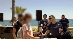 H Melco μοίρασε τριαντάφυλλα για την Ημέρα της Μητέρας