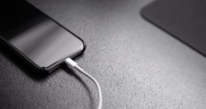 Το ΕΚ έτοιμο να ξεκινήσει τις διαπραγματεύσεις για έναν κοινό φορτιστή