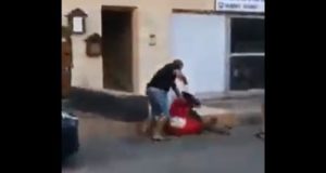 Βίντεο σοκ: Άνδρας στη Λάρνακα κλωτσά αλλοδαπή με βρέφος στην αγκαλιά