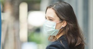 Eπαναφορά της χρήσης μάσκας σε εσωτερικούς χώρους