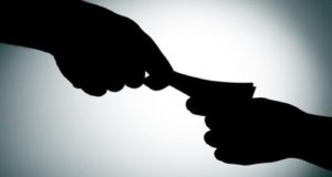 Ευρωβαρόμετρο: Σοβαρή ανησυχία πολιτών και επιχειρήσεων για τη διαφθορά