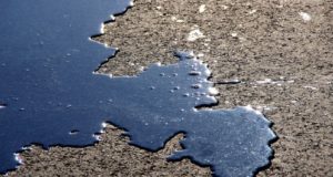 Επικίνδυνος δρόμος στη Δερύνεια μετά από διαρροή λαδιών – Προσοχή!