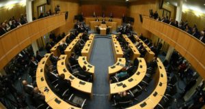 H Bουλή ψήφισε νόμο για το επίδομα ασθενείας δικαιούχων σύνταξης