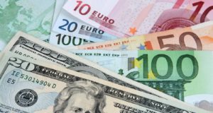 Κάτω από το 1 δολάριο το ευρώ μετά από 20 χρόνια