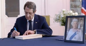 Ο ΠτΔ υπέγραψε το βιβλίο συλλυπητηρίων για τον θάνατο της Βασίλισσας Ελισάβετ
