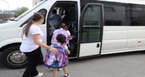 Ξεκίνησε σε πιλοτική φάση το πρόγραμμα μεταφοράς μαθητών «Door to Door»