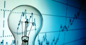 Φθηνότερο το ρεύμα από σήμερα – Πώς επηρεάζει τους λογαριασμούς η μείωση του ΦΠΑ