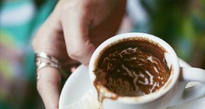 Oι άνδρες πιο επιρρεπείς… στον καφέ και στα χαρτιά