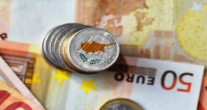 Η αβεβαιότητα έριξε το δείκτη οικονομίας λόγω των παγκόσμιων προκλήσεων