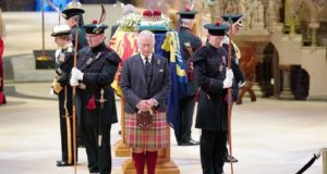 Βασίλισσα Ελισάβετ: Συγκλονιστική αγρυπνία γύρω από το φέρετρό της