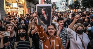 “Φλέγεται το Ιράν” – Γυναικεία επανάσταση για την Μαχσά Αμινί που έπεσε θύμα βίας