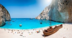 Ζάκυνθος: Έπεσαν βράχοι στο Ναυάγιο από τον ισχυρό σεισμό – ΒΙΝΤΕΟ