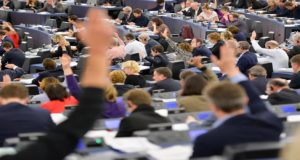 Mαζική στρατιωτική βοήθεια προς Ουκρανία ζήτησαν σήμερα οι ευρωβουλευτές