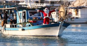 Θεαματική είσοδος του ‘Αη Βασίλη στο Δήμο Πόλης Χρυσοχούς