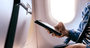 «Πράσινο» ΕΕ για χρήση κινητών εν πτήσει – Τι θα ισχύει