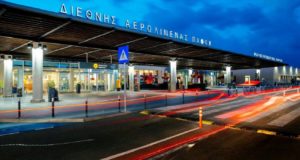 Χειροπέδες σε μεθυσμένο επιβάτη στο αεροδρόμιο Πάφου