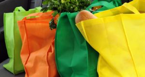 Η «προίκα» που δημιουργούμε από τις τσάντες πολλαπλών χρήσεων φέρνει νέα περιβαλλοντικά προβλήματα