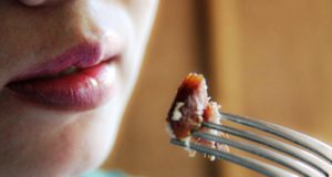 Η λίστα με τις τροφές που βλάπτουν τον εγκέφαλο, σύμφωνα με το Χάρβαρντ