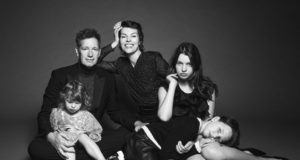 Η συλλογή H&M Holiday 2023 επαναπροσδιορίζει το εμβληματικό σμόκιν