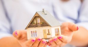 Πότε θα σταματά μεταβιβάσεις ακινήτων για οφειλές ιδιοκτητών ο Έφορος Φορολογίας