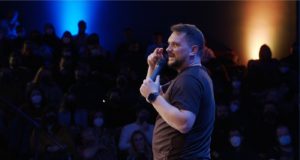 Ο stand-up comedian Στέλιος Ανατολίτης στην Κύπρο για τρεις παραστάσεις